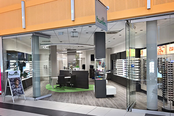 Modernes Optikergeschäft mit großer Brillenauswahl im Einkaufszentrum.